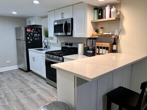 2449 N Maplewood Ave in Chicago, IL - Building Photo - Building Photo