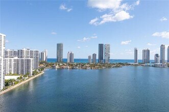 3370 NE 190th St in Aventura, FL - Foto de edificio - Building Photo