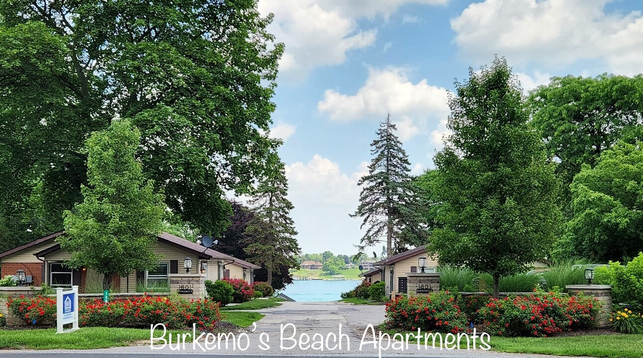 1817 River Rd in St Clair, MI - Foto de edificio