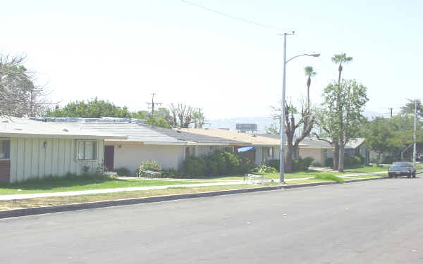 Villa Las Brisas in La Puente, CA - Foto de edificio - Building Photo