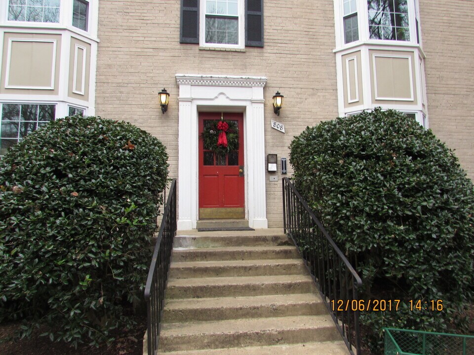 808 S Arlington Mill Dr in Arlington, VA - Building Photo