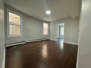 181 Wegman Pky, Unit 1 in Jersey City, NJ - Foto de edificio - Building Photo