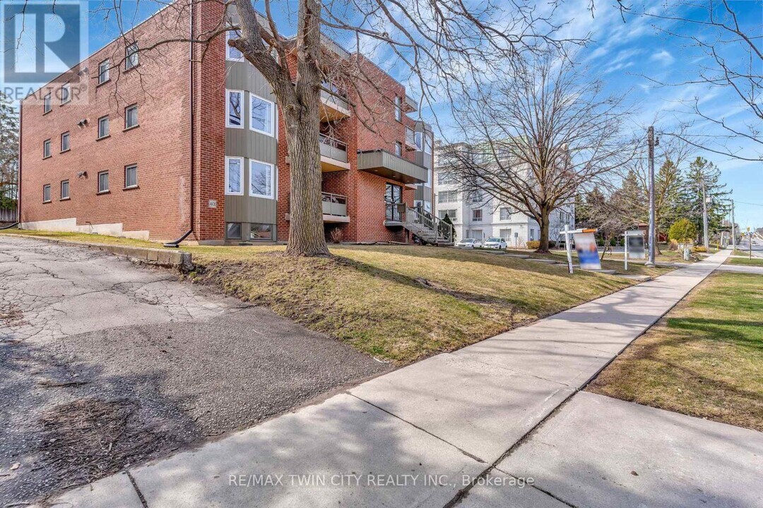 401 Erb St W in Waterloo, ON - Building Photo