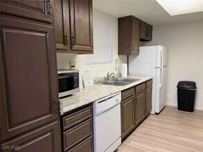 4640 Koval Ln in Las Vegas, NV - Building Photo - Building Photo