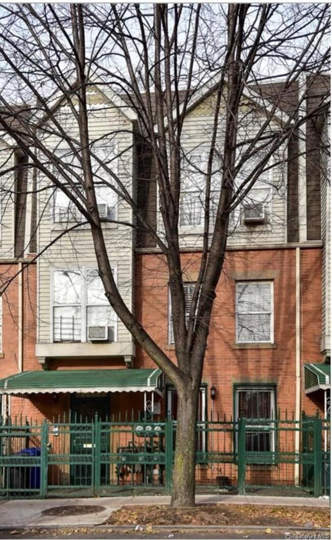 property at 673 E 165th St