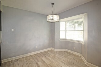 13111 Sherwood Oaks Dr in Houston, TX - Building Photo - Building Photo