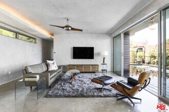 11462 Laurelcrest Rd in Los Angeles, CA - Building Photo - Building Photo
