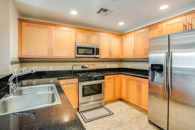 7100 Alvern St, Unit 411 in Los Angeles, CA - Building Photo - Building Photo