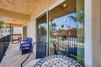 4576 Cove Dr in Carlsbad, CA - Foto de edificio - Building Photo