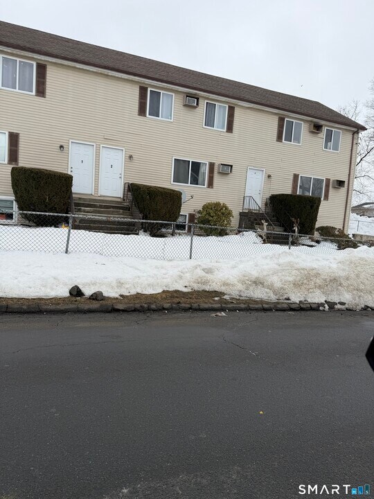 4 Merrimac St in Danbury, CT - Building Photo