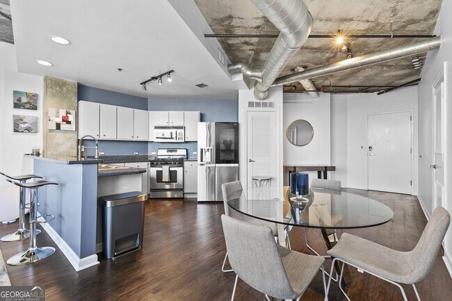 property at 115 W Peachtree Pl NW