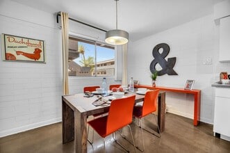 U Apartments @ Melrose in Phoenix, AZ - Building Photo - Building Photo