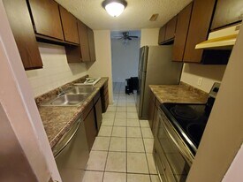 4 Manor Dr in Eldridge, IA - Building Photo