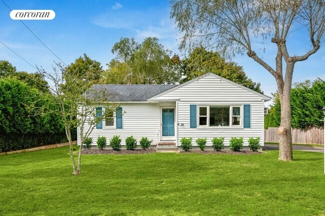 26 Meadowlark Ln in Sag Harbor, NY - Building Photo - Building Photo