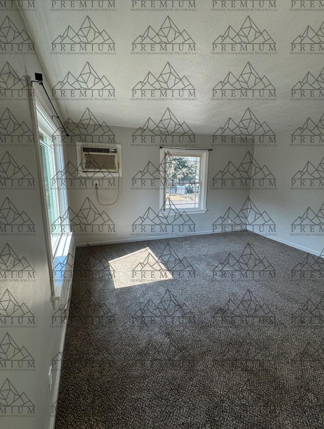 1501 E 10th St in The Dalles, OR - Building Photo - Building Photo