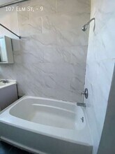 107 Elm St in Yonkers, NY - Building Photo - Building Photo