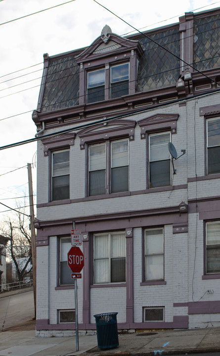 2584 W McMicken Ave in Cincinnati, OH - Building Photo