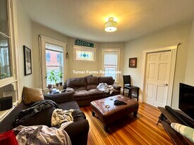 159 Boston St, Unit 1 in Boston, MA - Building Photo