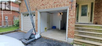 14 Hillman Dr in Ajax, ON - Building Photo