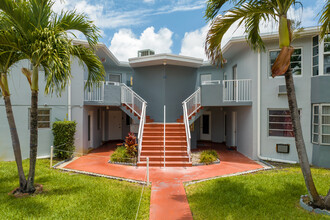 Skyline Gardens #2 in Miami, FL - Building Photo - Building Photo