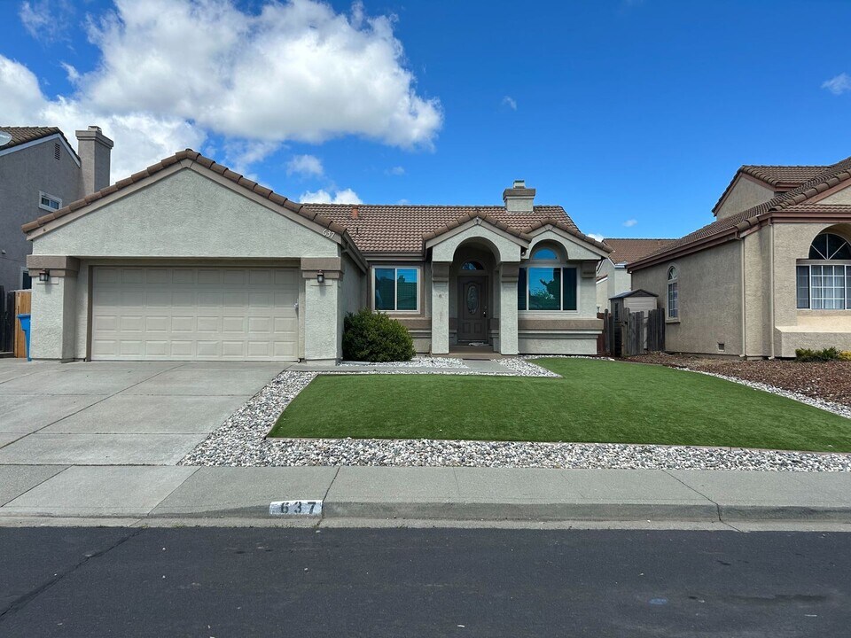 637 Laurelwood Cir in Vacaville, CA - Building Photo