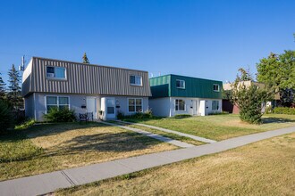 7575 Bowness Rd NW in Calgary, AB - Building Photo - Primary Photo