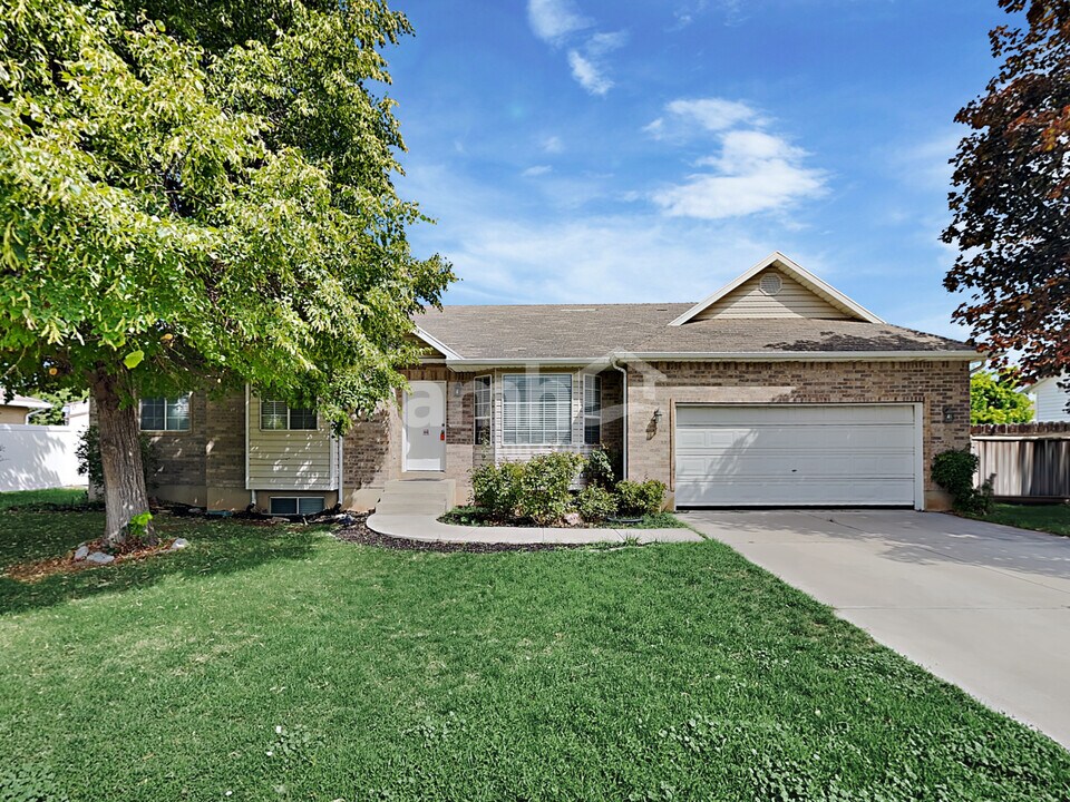 1329 E 410 S St in Spanish Fork, UT - Foto de edificio