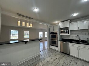 120 Lebbie Ln in Fairless Hills, PA - Foto de edificio - Building Photo