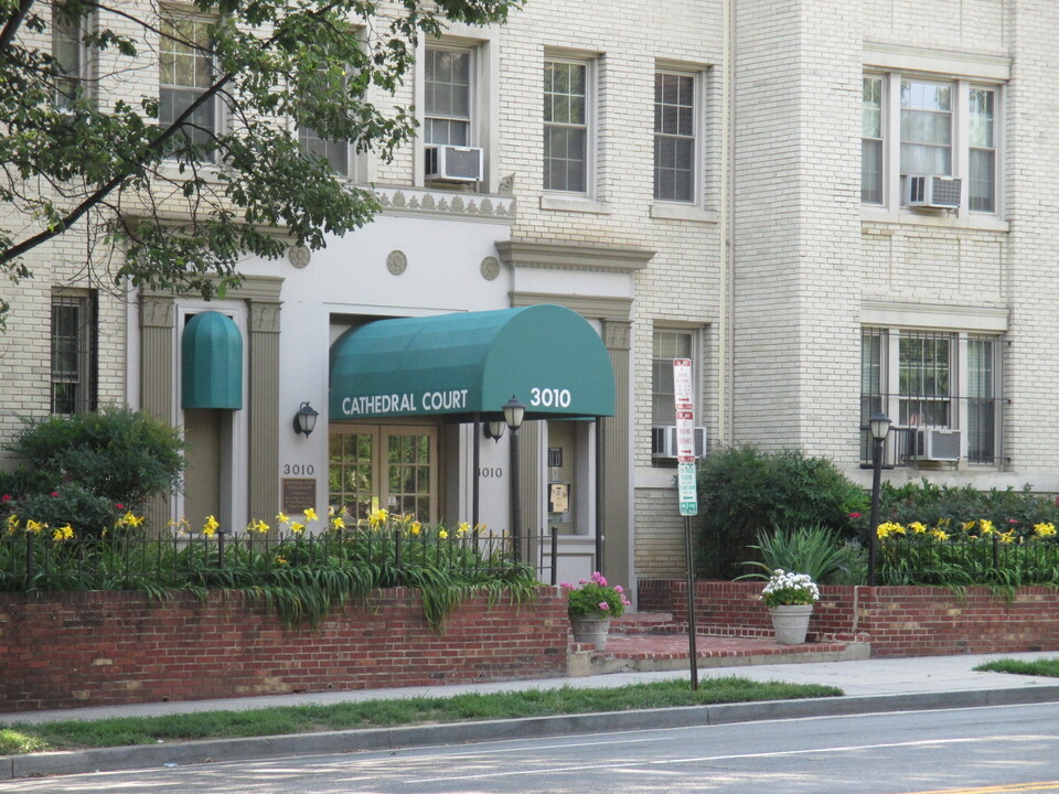 3010 Wisconsin Ave, NW in Washington, DC - Foto de edificio