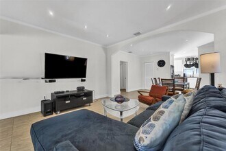 54 NE 43rd St in Miami, FL - Building Photo - Building Photo