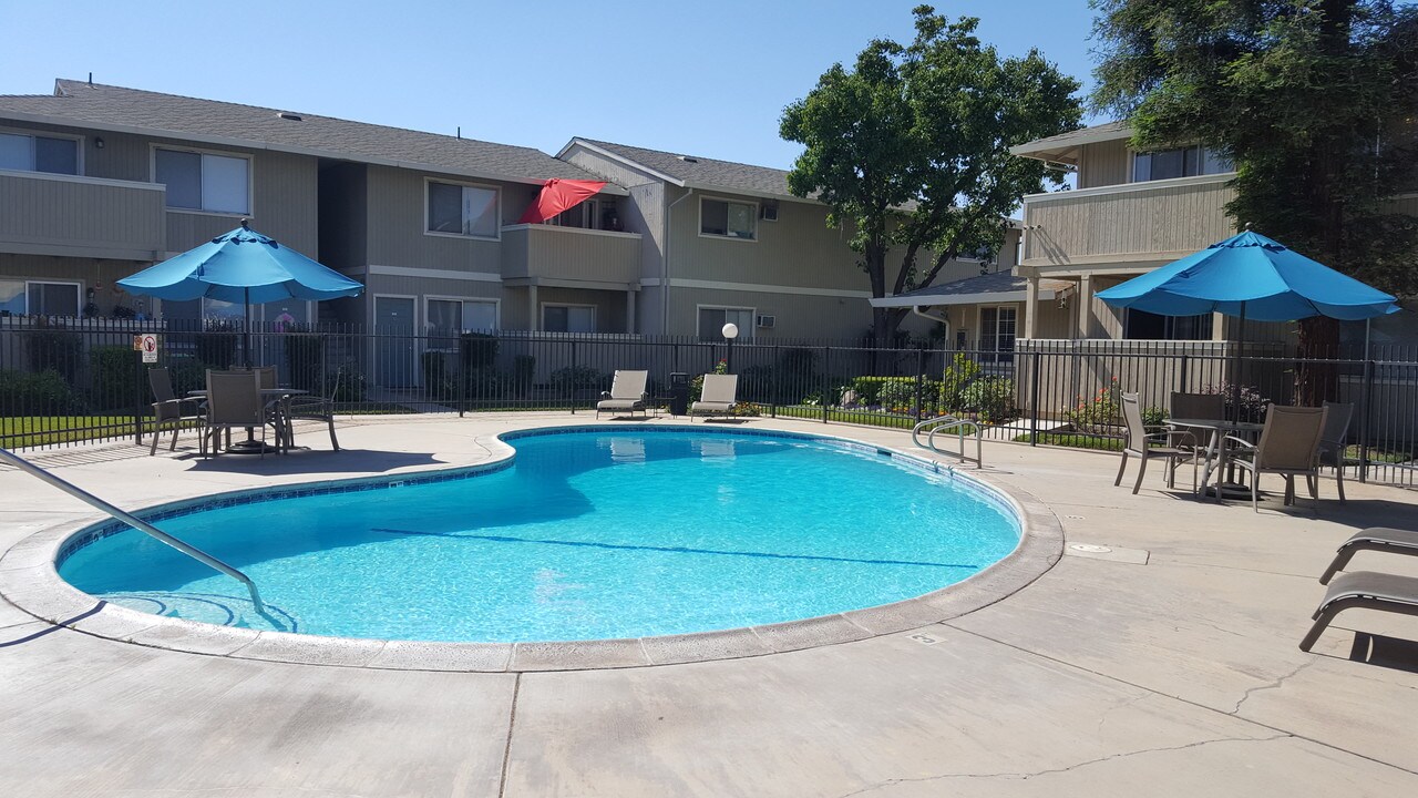 Oasis Apartments in Clovis, CA - Foto de edificio