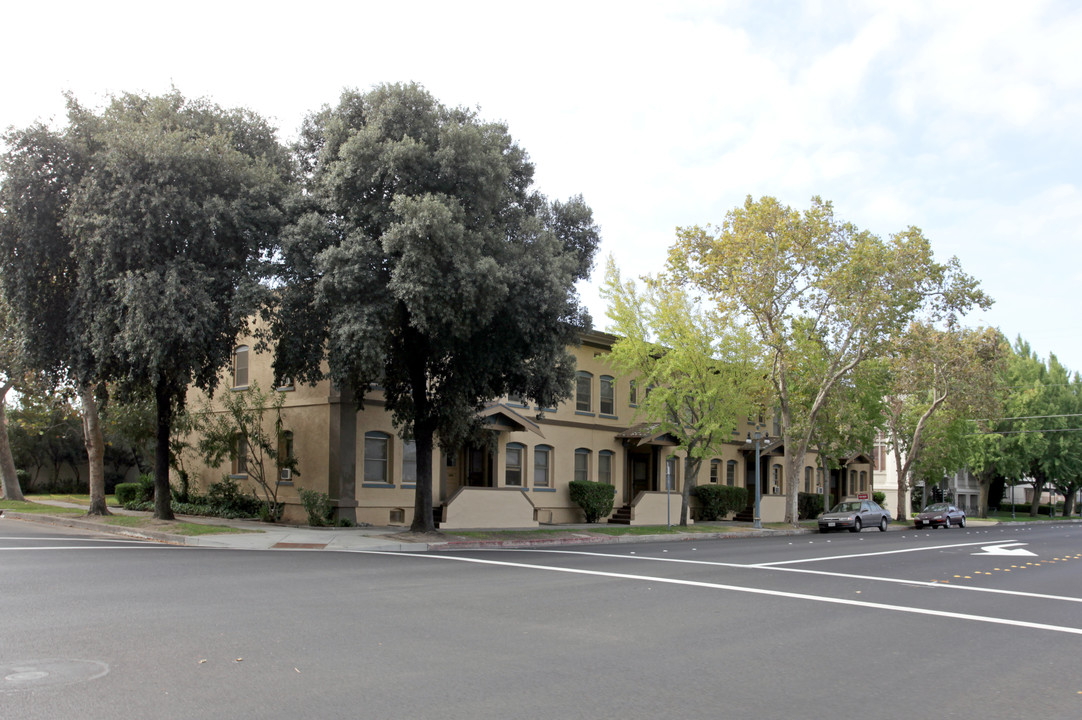 Parkview Apartments in Modesto, CA - Building Photo