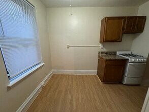 347 Pleasant St, Unit C1-16 in Malden, MA - Foto de edificio - Building Photo