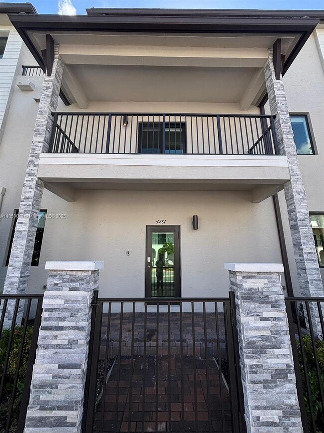4281 NW 83rd Ave in Doral, FL - Building Photo - Building Photo