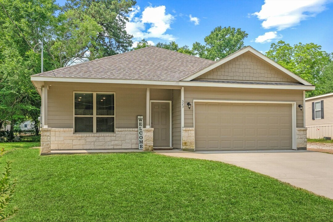 323 Watkins St in Huntsville, TX - Building Photo