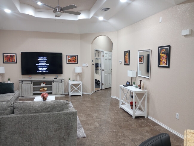 Room in House on Arabian King