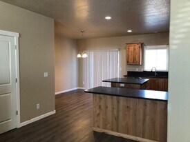 1023 Alexis Ln N in Keizer, OR - Building Photo