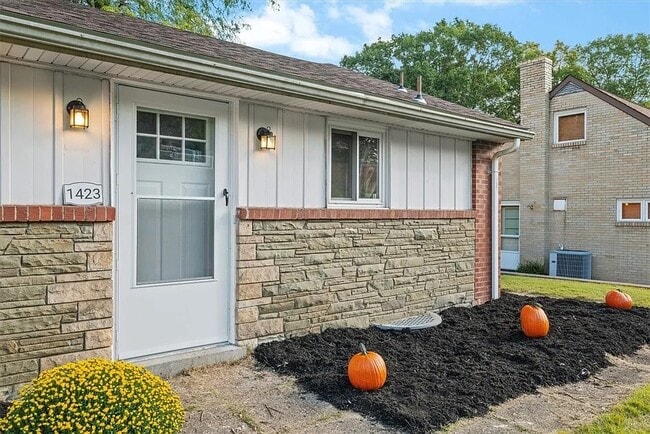 1423 Lakeside Dr in Allison Park, PA - Building Photo - Building Photo