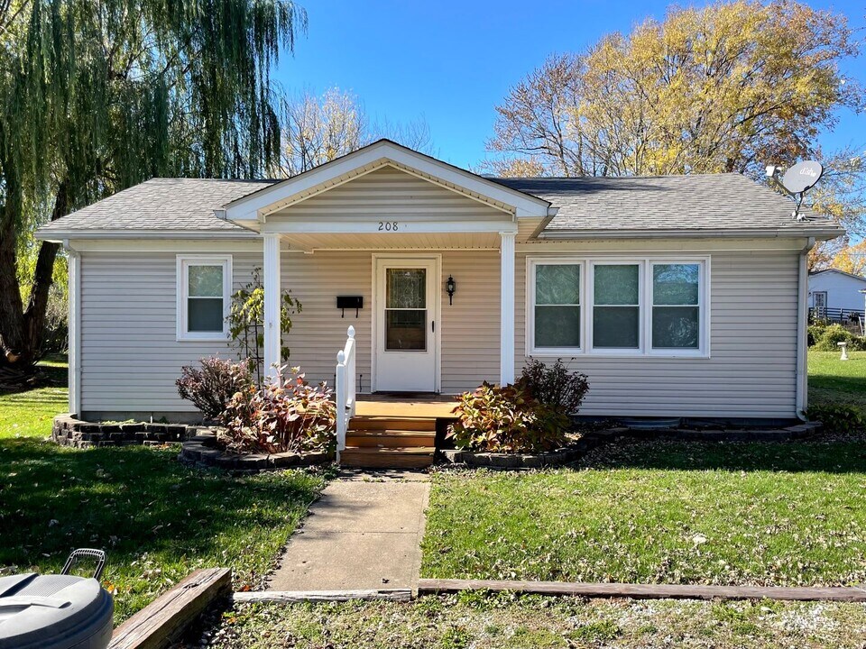 208 S Main Cross St in Bowling Green, MO - Building Photo
