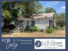 211 E Navasota St in Groesbeck, TX - Building Photo