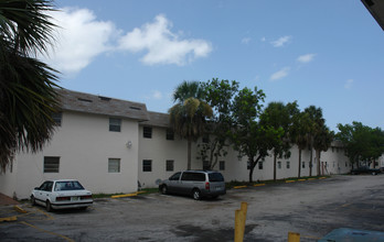 Hollywood Park Apartments in Hollywood, FL - Building Photo - Building Photo