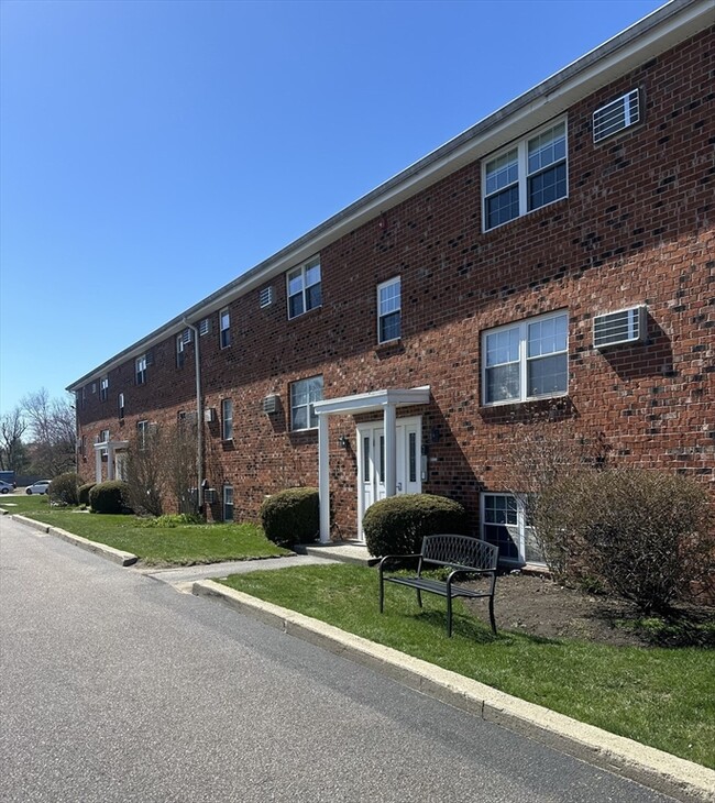 91 Pleasant St in Medfield, MA - Building Photo - Building Photo