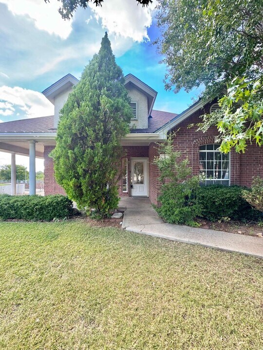 1 Southridge Dr in San Angelo, TX - Building Photo