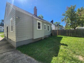 5574 Waterbury Ave in Maple Heights, OH - Building Photo - Building Photo
