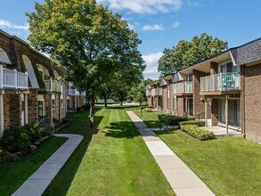 Kensington Manor Apartments in Farmington, MI - Building Photo - Building Photo