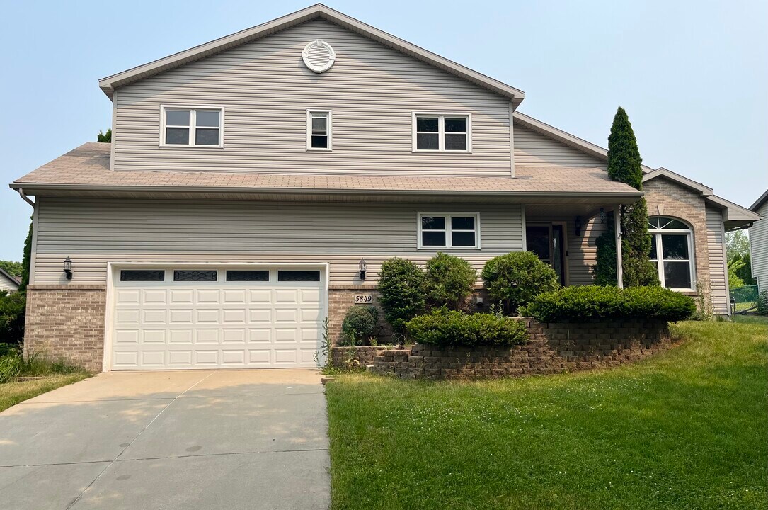 5849 Oxbow Bend in Madison, WI - Building Photo