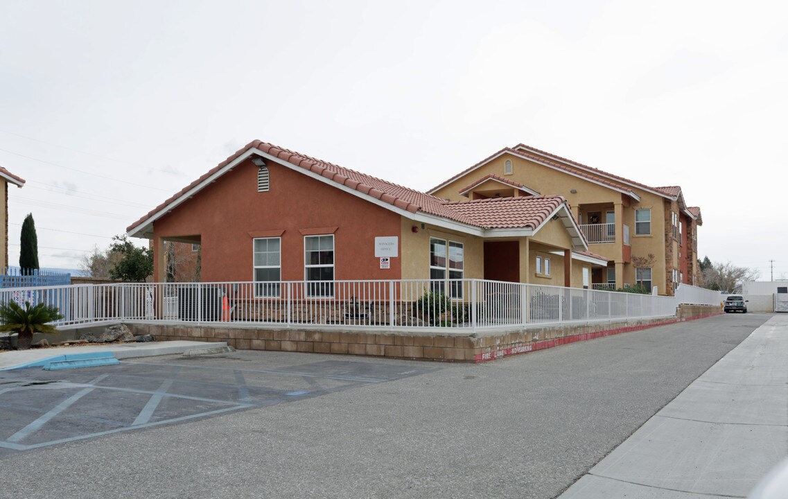 Olive Terrace Apartments in Hesperia, CA - Foto de edificio