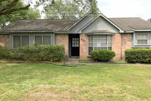 527 Shealy St in Webster, TX - Building Photo
