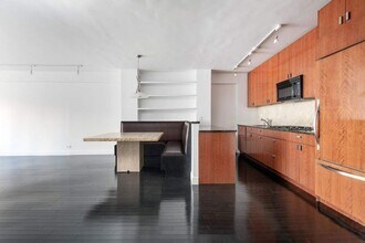 166 E 63rd St, Unit 7J in New York, NY - Building Photo - Building Photo