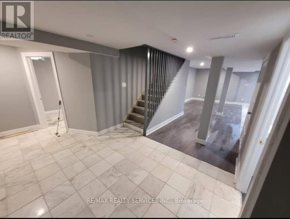 30 Sweet Briar Ln in Brampton, ON - Building Photo